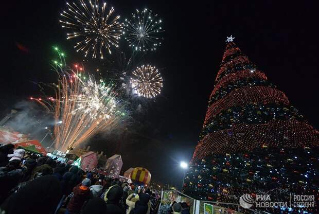 Праздничный салют в честь наступления 2017 года во время встречи Нового года на центральной площади во Владивостоке