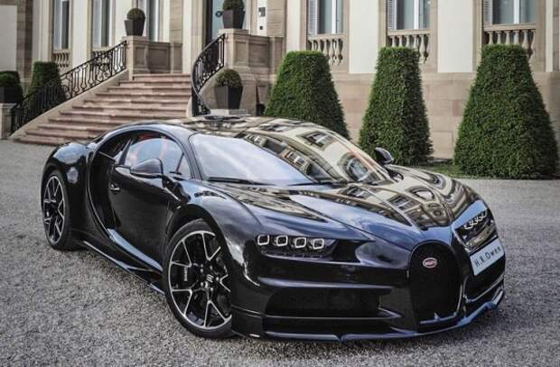 Базовый Bugatti Chiron стоит более 2 миллионов долларов, но нет шансов найти машину, хозяин которой не добавил ряд опций. Среди этих дополнительных услуг есть те, которые стоят дороже, чем новый суперкар. Среди них - корпус из углеродного волокна, который является одной из дополнительных опций, предлагаемых французским автопроизводителем. Примерно за 300 000 долларов заказчик отделывает Chiron деталями из углеродного волокна, которые придают гиперколле еще более впечатляющий вид.