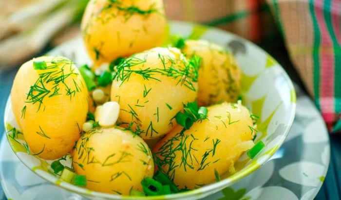 Молодая картошечка с укропом. Молодая картошечка с укропом.