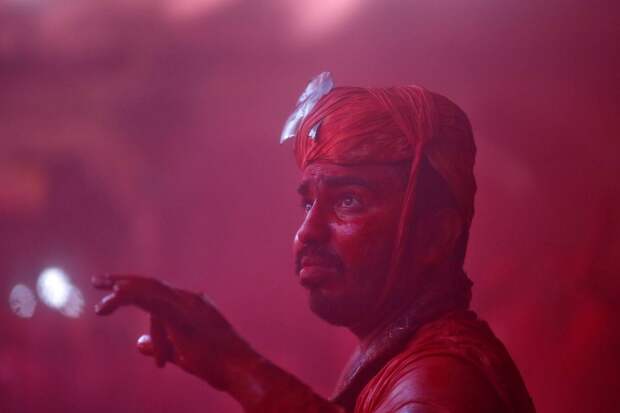Красочный фестиваль Lathmar Holi в Индии