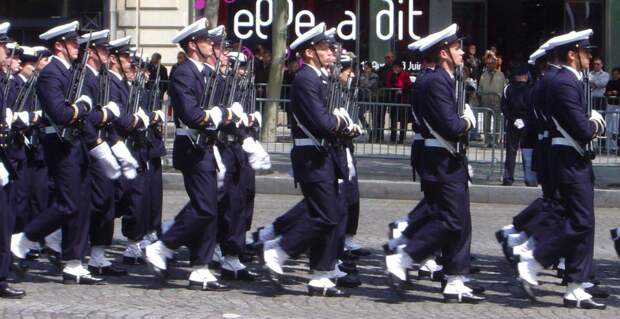 Французские морские кадеты в белых гетрах
