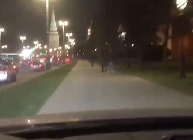 Картинки по запросу У Кремля сын бизнесмена объехал пробку по тротуару — видео