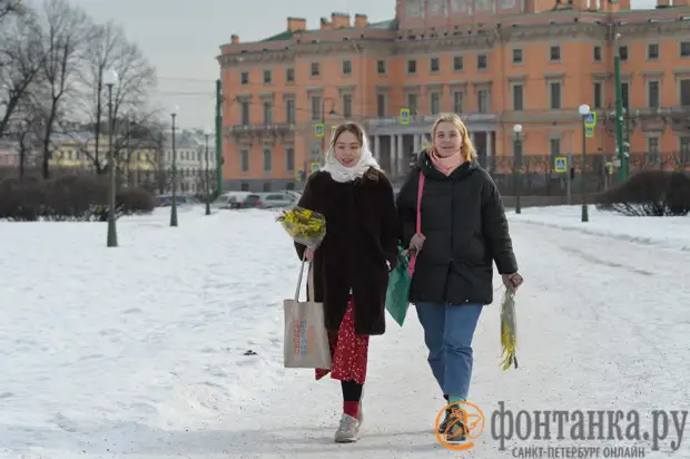 Петербурженки почтили борцов за мир у Вечного огня. И приобщили к этому полицейских