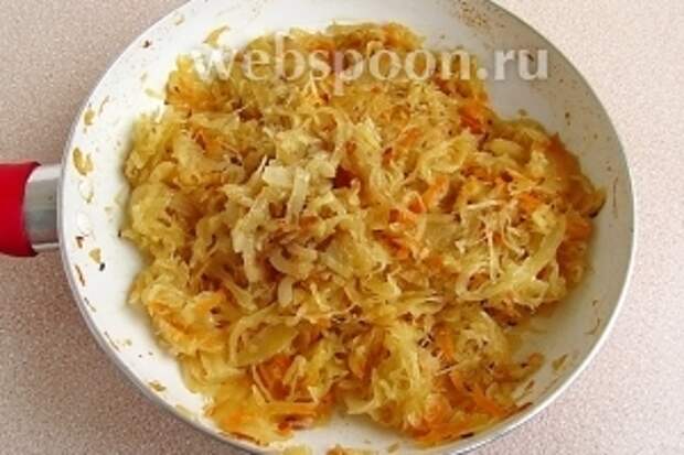 Выложить лук к капусте.