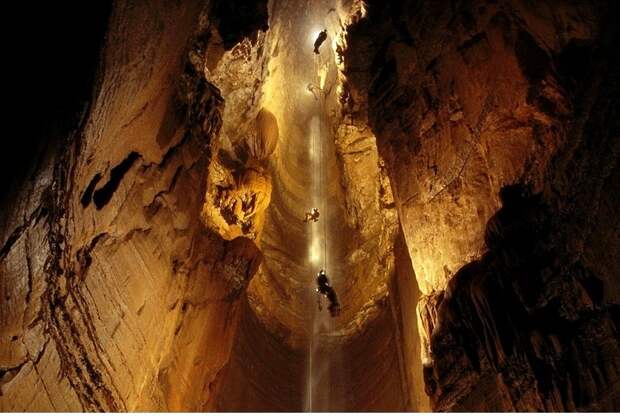 Исследования бесконечной глубины пещеры Крубера-Воронья в Абхазии