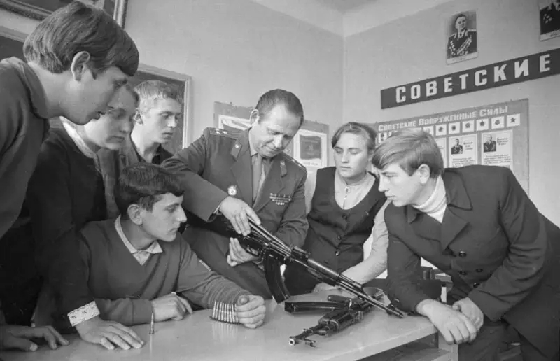 Тридцать лет спустя: в школы возвращают начальную военную подготовку
