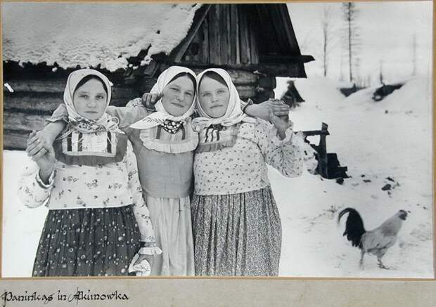 Советские крестьянки из деревни Акимовка. Зима 1943 года. Калужская область. Советские крестьянки из деревни Акимовка. Зима 1943 года. Калужская область.