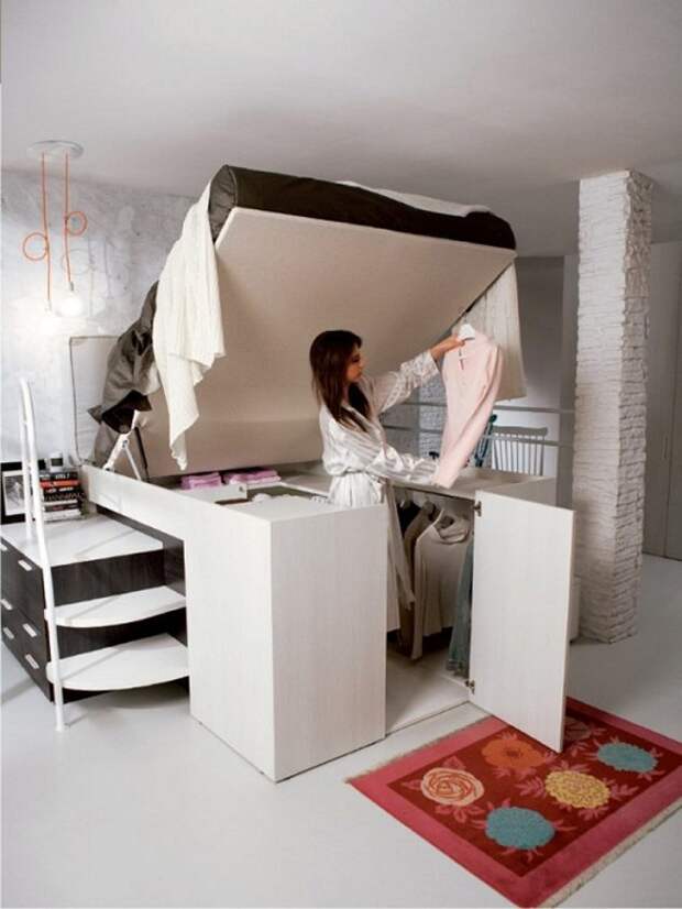 Симпатичное решение для того чтобы преобразить интерьер спальни, так это разместить гардероб под кроватью.