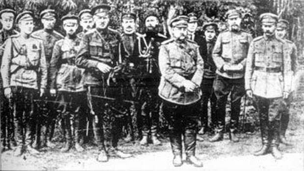 Генералы Н.Н. Юденич и А.П. Родзянко с чинами штаба. Фото из открытых источников
