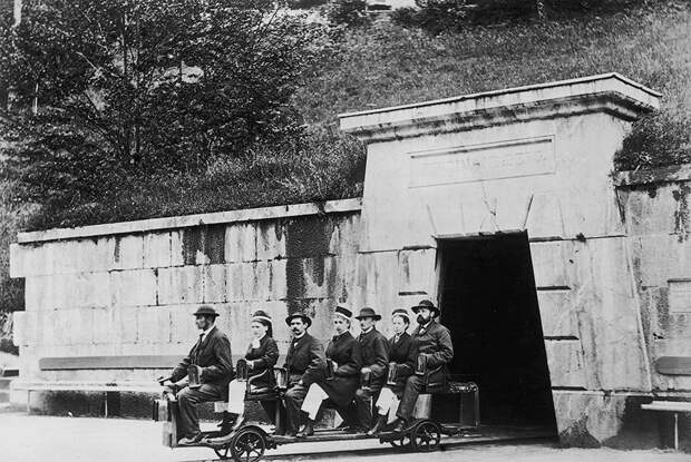 Туристы катаются на специальном поезде в Оберзальцберге, Берхтесгаден. Германия, 1867 год.