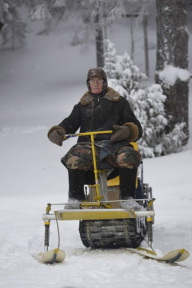 Пенсионер в вятской деревне собрал аэросани, снежный трактор и мотодельтаплан дедушка, люди, очумелый ручки, пенсионер
