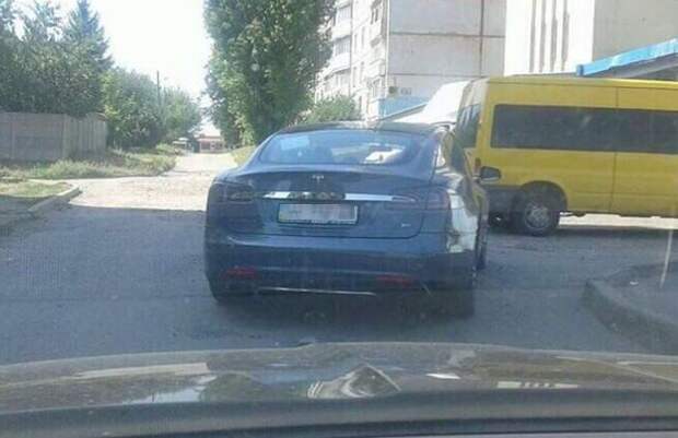 Электромобиль Tesla бросили посреди перекрестка (2 фото)