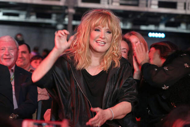 Пугачева и Галкин* никак не могут продать свой замок в Грязях