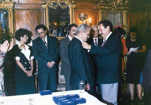 Президент Гватемалы Винисио Сересо вручает Юрию Кнорозову Большую Золотую Медаль Президента Галина Ершова