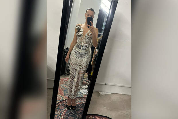 Супермодель Ирина Шейк выложила фото в прозрачном платье