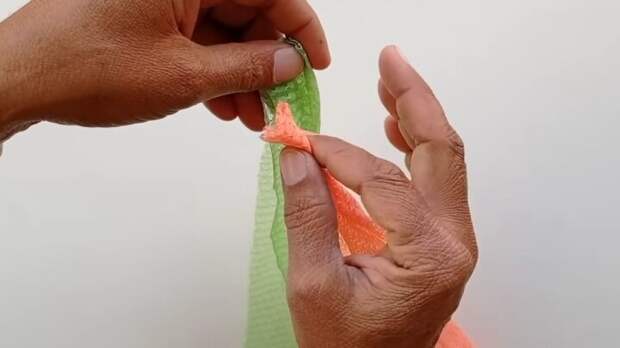 Попробуйте новый, интересный, очень простой способ вязания — булавками! Можно использовать одновременно два, три и более цветов. Также, вместо пряжи, здесь используется ткань.-2