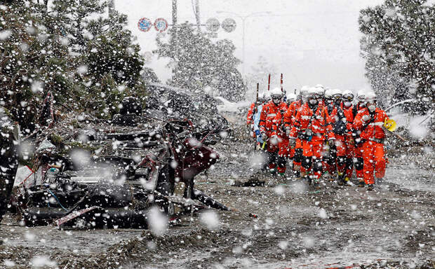 Спасатели и снегопад в Сендае