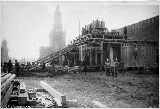 Стройка государственной важности - Фото 1924 г. Начало сооружения первого мавзолея.