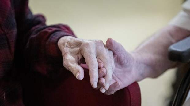 Петербуржцам старше 100 лет будут выплачивать каждый год по 25 тысяч рублей