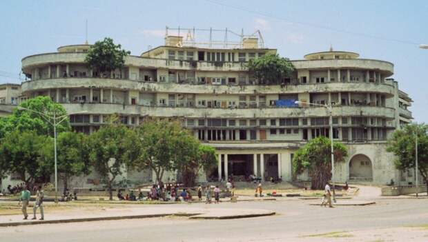 Заброшенная гостиница Grande Hotel в Мозамбике стала домом для 3500 человек  африка, бедность, бездомные, история, факты, фото