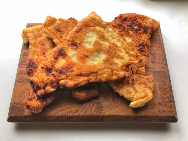 Чебуреки за 15 минут , с курицей и сыром