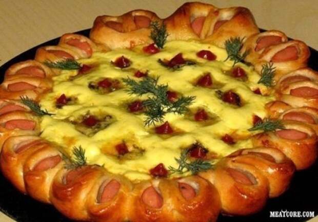 Праздничная нарядная пицца с сосисками по кругу