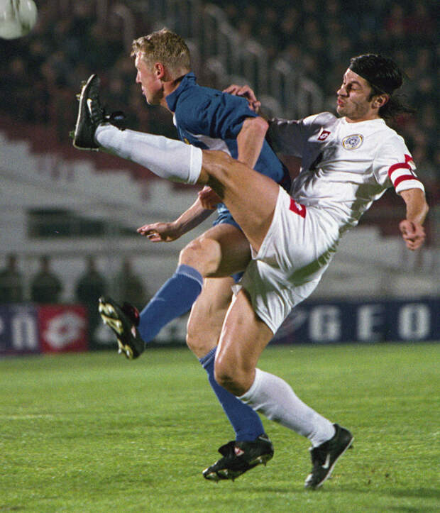 Сергей Семак и Каха Каладзе в отборочном матче между сборной России и Грузии, 2002 год