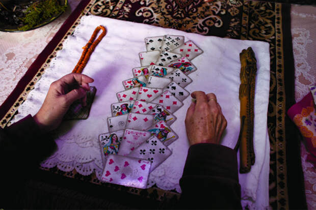 Carolyn Drake “Киргизская гадалка на картах” (2012)  выставки, женщины-фотографы, путешествия