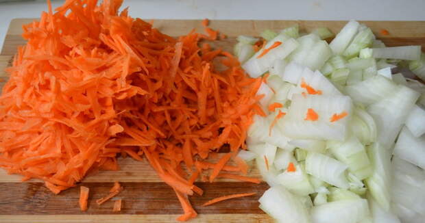 Каша готовится с добавлением лука и моркови.
