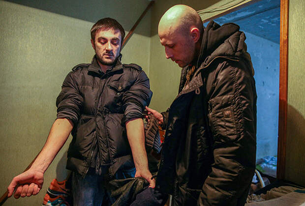 Сотрудник ФСКН в одной из квартир жилого дома в Южном округе Москвы, где предположительно находится наркопритон 