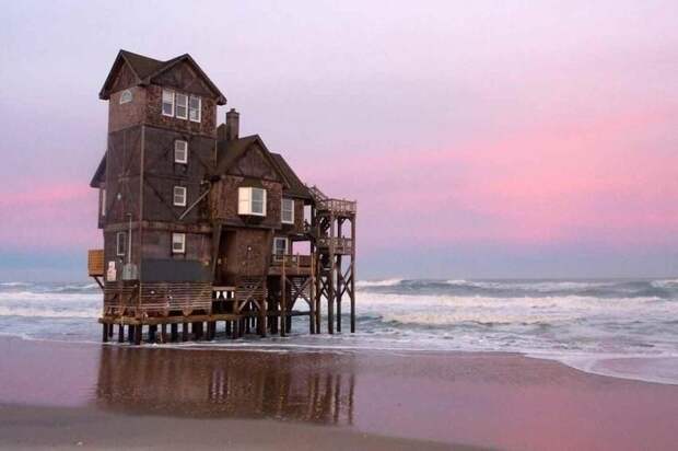 Заброшенный дом на пляже Внешних отмелей в Северной Каролине