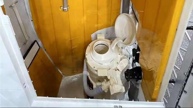 Как устроен туалет на космическом корабле Orion и почему он все время ломается?