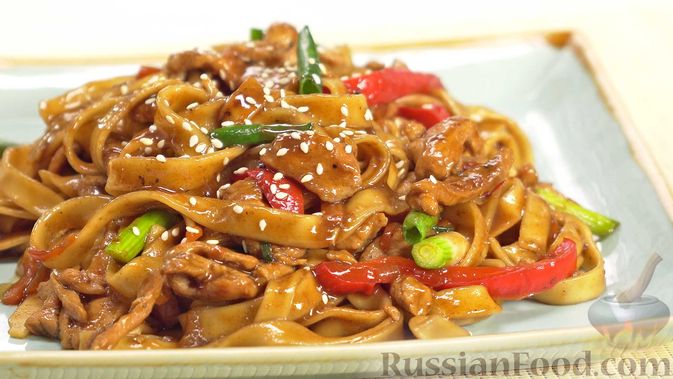 Фото к рецепту: Лапша удон с курицей и овощами в соусе терияки