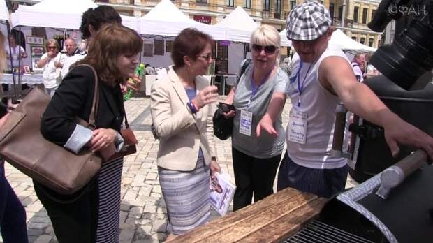 Киев показал Мари Йованович экспортный потенциал: вышиванки, стулья из фанеры и мангал