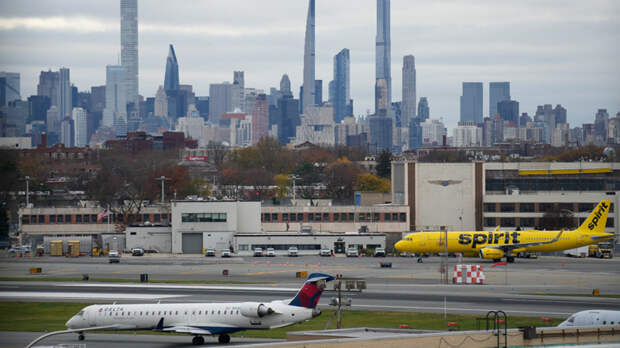 Самолет врезался в пожарную машину при посадке в аэропорту Нью-Йорка, четверо пострадали