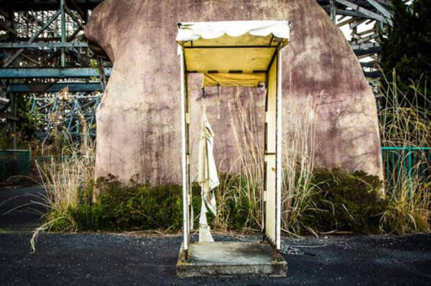 Заброшенный японский парк развлечений на снимках