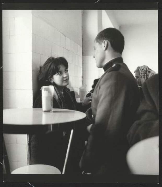 Свидание с солдатом, Литовская ССР, г. Паланга, 1964 г | Фото: Антанас Суткус