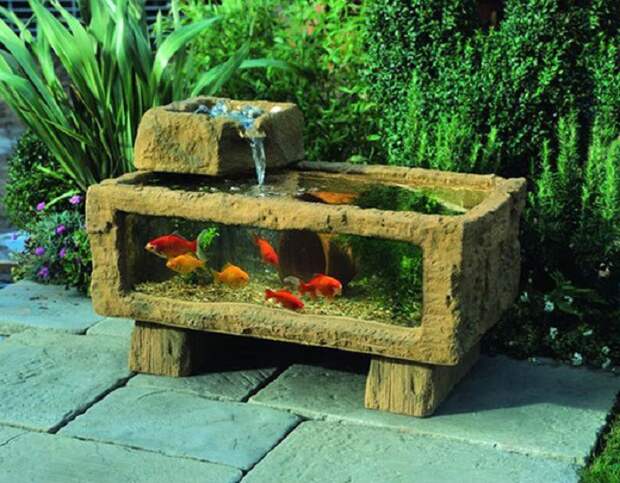 Во дворе можно соорудить аквариум из шлакоблоков, который отлично впишется в общий экстерьер.