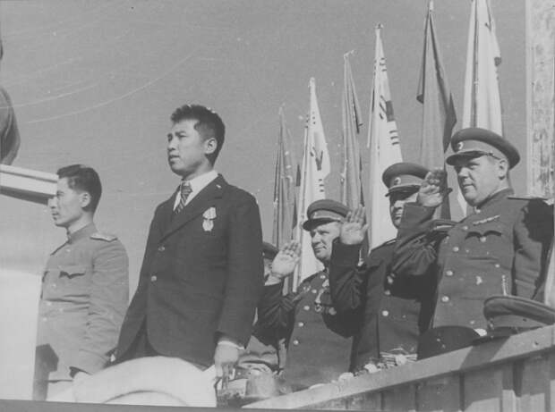 Ким Ир Сен, основавший это государство, в период Второй мировой, например, командовал одним из стрелковых батальонов советской армии. За боевые заслуги он не раз получал награды / Фото: flamingo-petr-fresh.ru