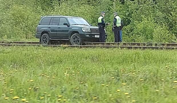 Житель Карелии за рулем легковушки выехал на железнодорожные рельсы