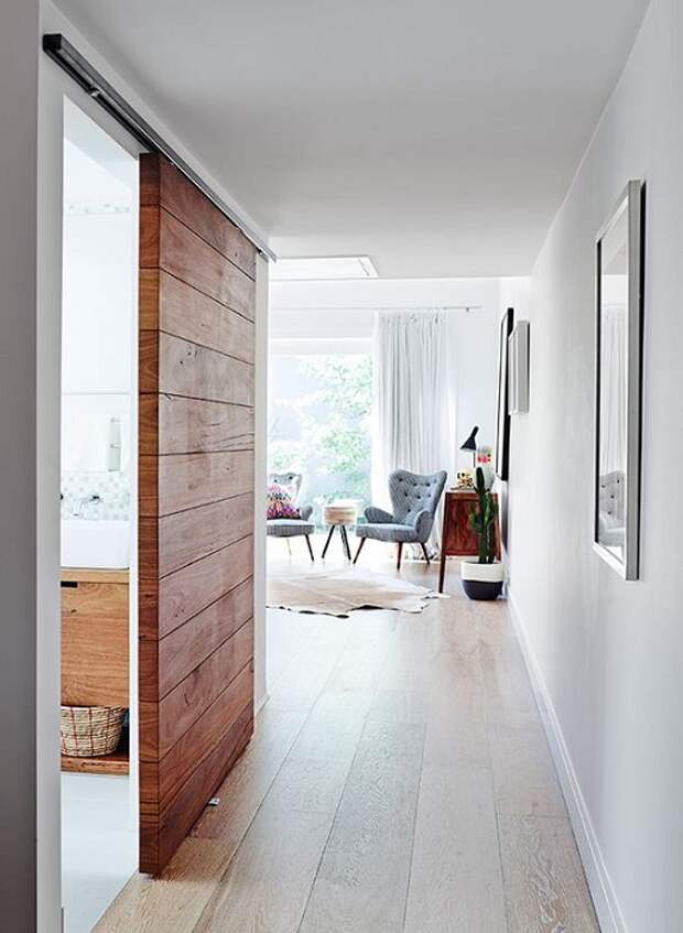 Крутое решение создать оригинальный интерьер в светлых тонах с применением деревянной двери.