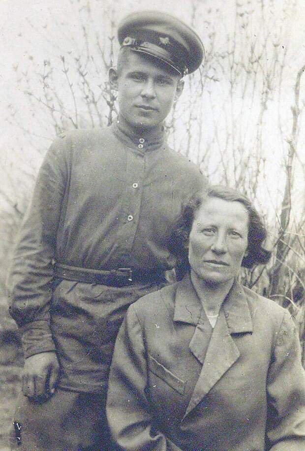 Анатолий Николаев с матерью, 1945 год. 