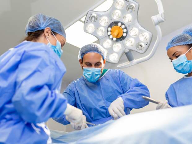 15-летняя школьница лишилась почки, упав в открытый люк во Владивостоке