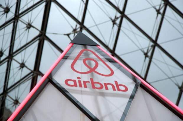 Логотип Airbnb на малой пирамиде под стеклянной пирамидой Лувра в Париже, Франция, 12 марта 2019 года. REUTERS/Charles Platiau Логотип Airbnb на малой пирамиде под стеклянной пирамидой Лувра в Париже, Франция, 12 марта 2019 года. REUTERS/Charles Platiau
