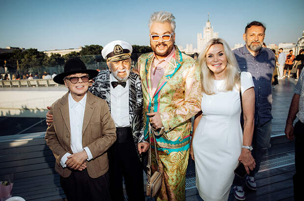 Наталья Ионова, Яна Рудковская, Ирина Винер посетили показ Валентина Юдашкина в Москве