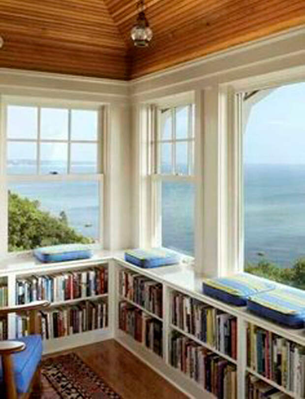 Книжная полка.