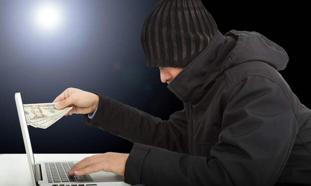 В Северодвинске 69-летний мужчина, обманутый мошенниками, помог им забрать деньги у других пенсионеров