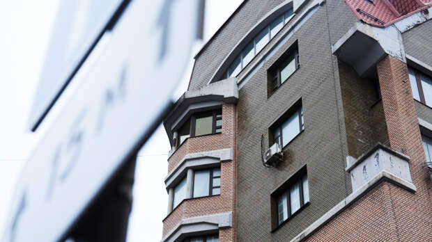 Три грузовика не помогли: Долина снова перенесла переезд из проданной Лурье квартиры