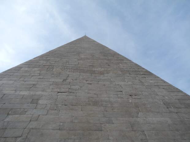 Загадочная пирамида Цестия в Риме.