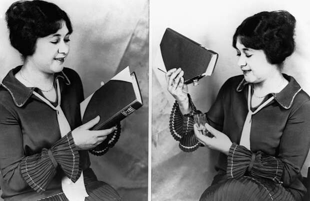 Женщина демонстрирует книгу, в которой спрятана фляга, 1927 г.